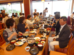 河口湖での昼食風景